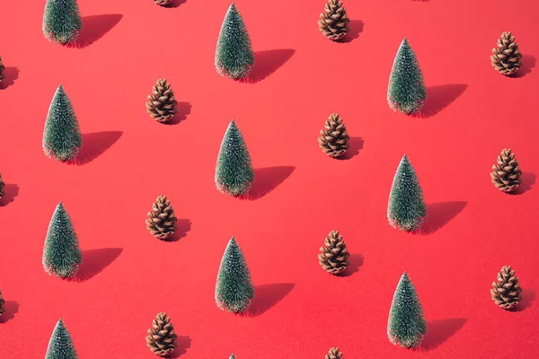 Οργανωμένο Πράσινο Πρωτοχρονιά Και Χριστουγεννιάτικο Δέντρο Καφέ Κουκουνάρι Κόκκινο Παστέλ — Φωτογραφία Αρχείου
