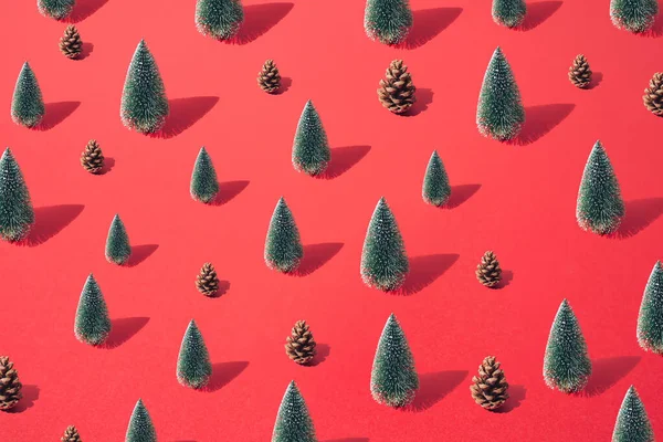 Järjestetty Pieni Iso Vihreä Uusivuosi Joulukuusi Ruskea Mänty Punaisella Pastellitaustalla — kuvapankkivalokuva