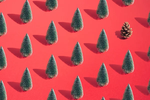 Φτιαγμένο Πράσινο Πρωτοχρονιά Και Χριστουγεννιάτικο Δέντρο Καφέ Κώνο Κόκκινο Παστέλ — Φωτογραφία Αρχείου