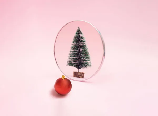 红色的圣诞彩灯照镜子 看到新年的绿色雪树 粉红的背景 最小假日设计和概念 — 图库照片