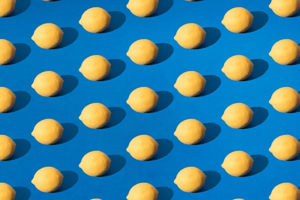 Limón Amarillo Sobre Fondo Pastel Azul Diseño Patrón Mínimos — Foto de Stock