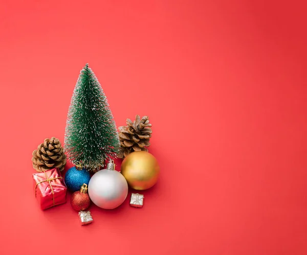 圣诞树 礼物和礼品盒装饰着红色粉刷背景的圣诞小景 — 图库照片