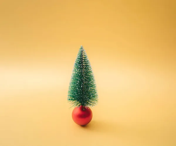 圣诞树上的红色便宜货 最小的概念和设计 黄金背景 — 图库照片
