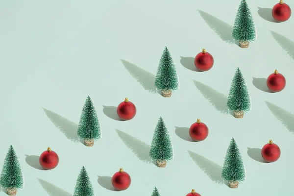 布置好的绿色新年和圣诞树 背景上涂满了薄荷糖和红宝石 复制空间 — 图库照片