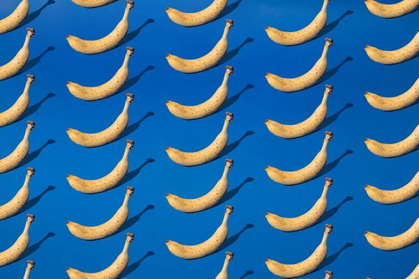 Geschikte Gele Banaan Met Stippen Blauwe Achtergrond Minimaal Ontwerp Patroon — Stockfoto