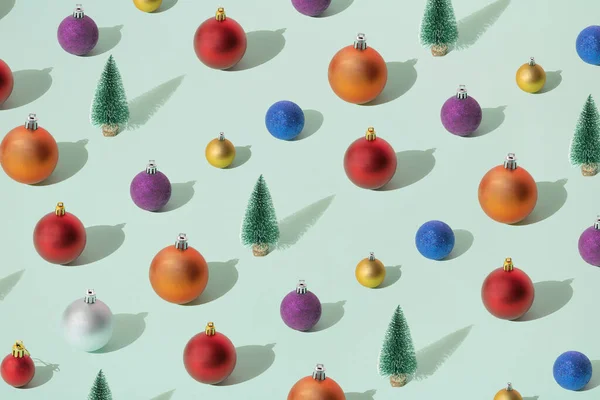 布置好的绿色新年和圣诞树 背景为银白色 紫色和橙色 背景为薄荷色 — 图库照片