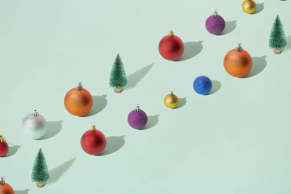 Organizzato Nuovo Anno Verde Albero Natale Con Argento Oro Giallo — Foto Stock