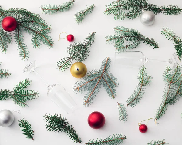 布置了最少的新年场景 圣诞树 五颜六色的灌木 白色背景的透明香槟酒杯 — 图库照片