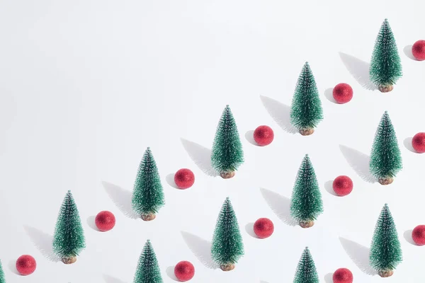 布置好的绿色新年和圣诞树 背景为白色粉刷 上有红色的紫砂 复制空间 最低模式 — 图库照片