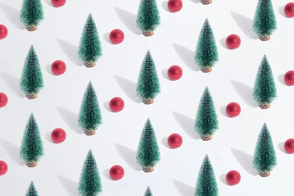 布置好的绿色新年和圣诞树 背景为白色粉刷 上有红色的紫砂 — 图库照片
