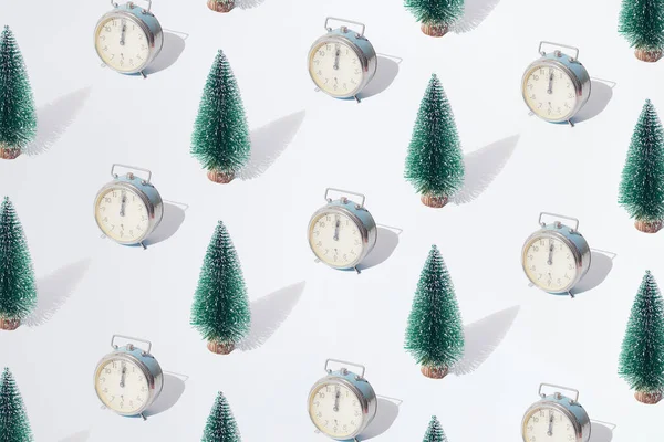 布置好的绿色新年圣诞树和银制复古手表 在午夜12点的时候手拿着一只白色粉刷背景的圣诞手表 — 图库照片