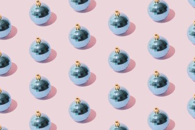 Mavi pastel arka planda açık mavi disko topu. Minimum tatil sezonu parti düzeni ve tasarımı.