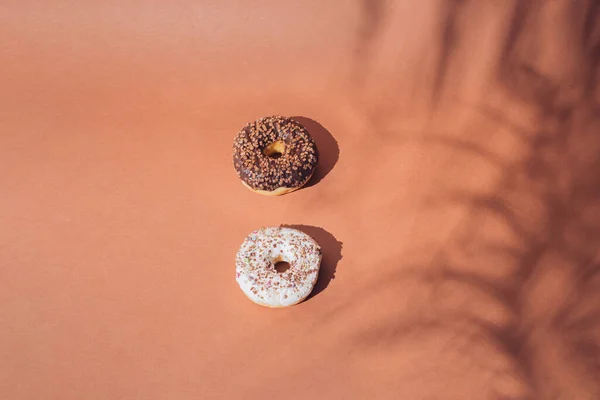 Küçük Beyaz Çikolatalı Donut Kahverengi Pastel Arka Planda Draacaena Gölgeleri — Stok fotoğraf