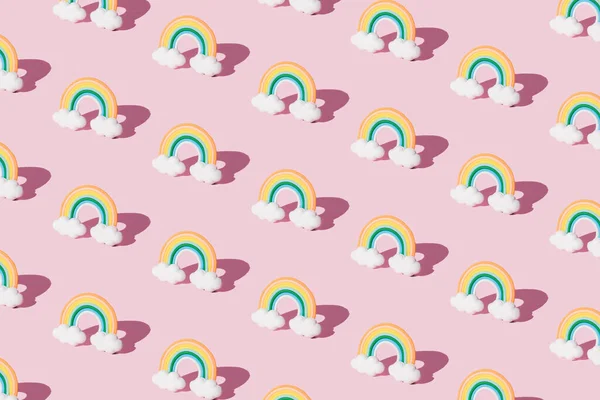 Μικρό Πολύχρωμο Μπισκότο Ουράνιο Τόξο Σύννεφα Μοτίβο Ροζ Φόντο — Φωτογραφία Αρχείου