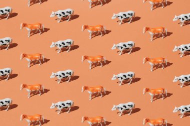 Kahverengi arka planda at ve inek. En küçük desen.