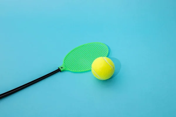 Пластиковый Ловец Мух Теннисный Мяч Синем Фоне — стоковое фото