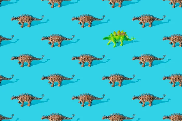 Graues Ankylosaurus Und Grünes Stegosaurus Dinosaurier Spielzeug Auf Blauem Hintergrund — Stockfoto