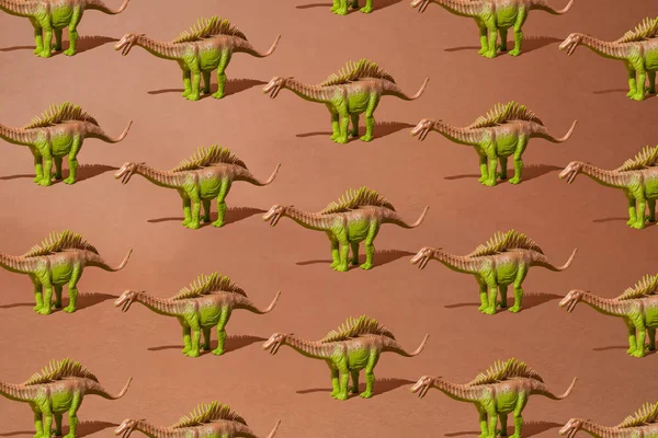 Braungrüner Stacheliger Dinosaurier Auf Schmutzigem Braunem Hintergrund Muster Minimales Design — Stockfoto