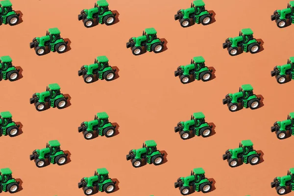 Tractor Verde Sobre Fondo Marrón Diseño Concepto Mínimos — Foto de Stock