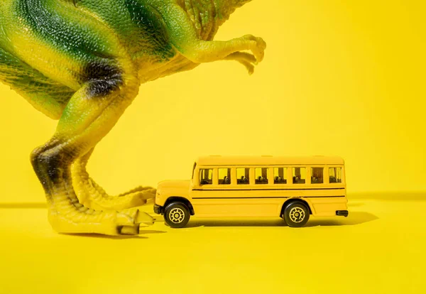 Гигантский Игрушечный Тираннозавр Рекс Школьным Автобусом Желтом Фоне Лицензионные Стоковые Изображения