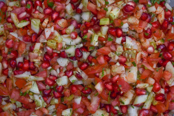 Zdrowa Sałatka Zmieszana Pokrojonym Granatem Ogórkiem Pomidorami Przyozdobiona Świeżymi Liśćmi — Zdjęcie stockowe