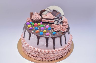 Mücevherler ve çikolata sosuyla süslenmiş lezzetli ve güzel çikolatalı pasta. Beyaz arkaplanlı kek.