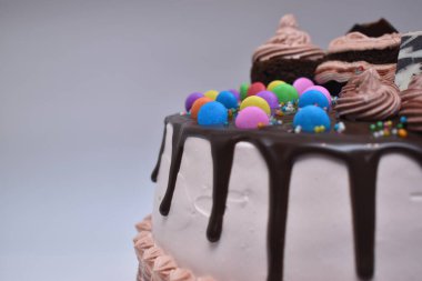 Lezzetli çikolata ve üzerine mücevherler konmuş kremalı pasta.