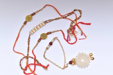 Geleneksel bileklikler, beyaz arka planda, boncuk ve iplikle süslenmiş kız ve erkek kardeşler arasındaki aşkın sembolüdür.