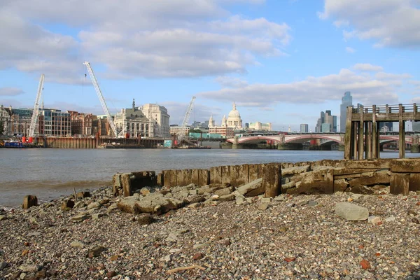 英国伦敦 2021年9月3日 伦敦风景城市景观 从石质泥泞的湖滨望去 位于泰晤士河南岸 靠近环球城和泰特 背景是圣保罗大教堂和码头木船停泊处 — 图库照片