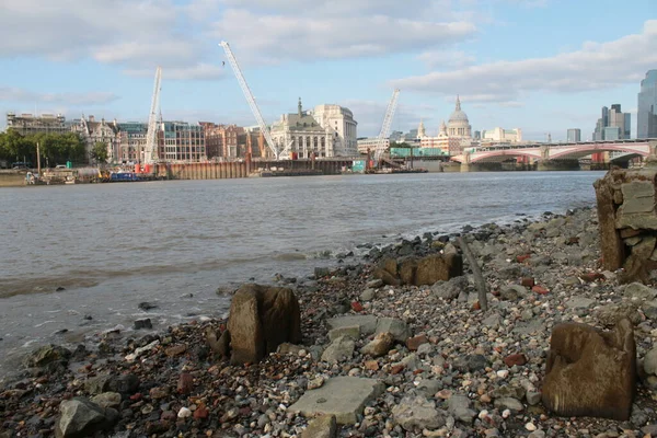 英国伦敦 2021年9月3日 伦敦风景城市景观 从石质泥泞的湖滨望去 位于泰晤士河南岸 靠近环球城和泰特 背景是圣保罗大教堂和码头木船停泊处 — 图库照片