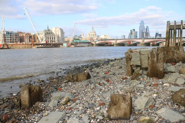 2021 진흙탕 트럭의 Pauls Cathedral Background Pier Boat Moorings Column — 스톡 사진