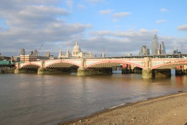 Londra, İngiltere / İngiltere - 3 Eylül 2021: Vauxhall Bridge Tate Modern ve Globe tiyatrosunun tarihi St. Paul katedrali tarafından güney kıyısından River Thames üzerindeki gökdelenlerle manzara şehir manzarası