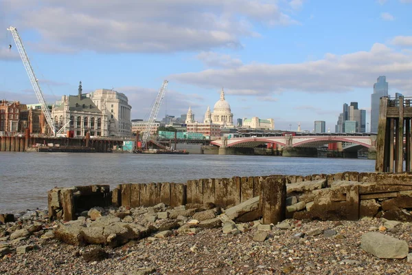 英国伦敦 2021年9月3日 从伦敦南部圣保罗大教堂背景出发 从岩石泥泞的云雀看到泰晤士河岸边摩天大楼的景观城市景观 以及展望中的木柱码头船停泊 — 图库照片