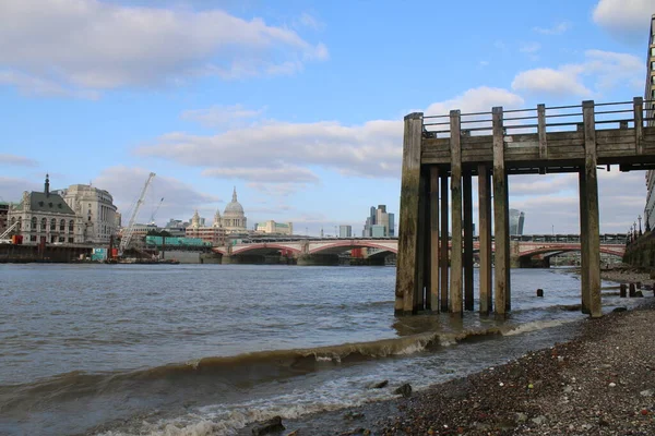 英国伦敦 2021年9月3日 从伦敦南部圣保罗大教堂背景出发 从岩石泥泞的云雀看到泰晤士河岸边摩天大楼的景观城市景观 以及展望中的木柱码头船停泊 — 图库照片