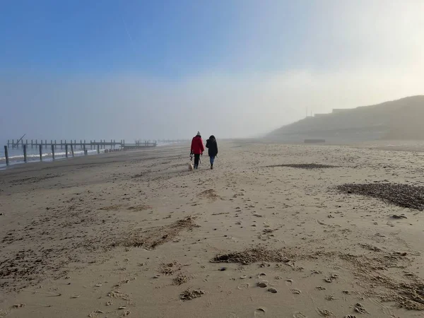 Two People Walking Dogs Beautiful Landscape Fogbow Sandy Beach Happisburgh — Stock Photo, Image