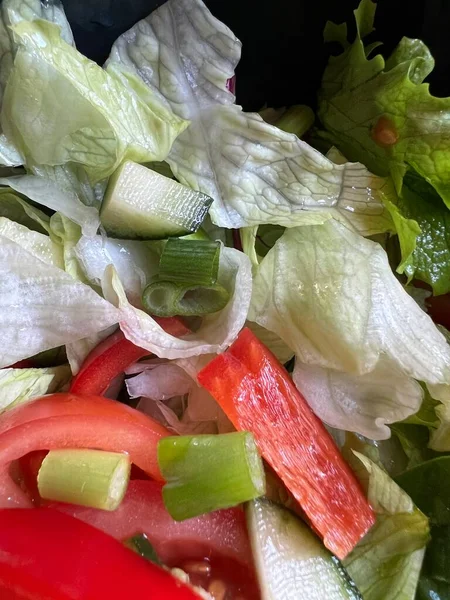 Primer Plano Ensalada Fresca Hojas Lechuga Pimiento Rojo Crujiente Crujiente Imagen de archivo