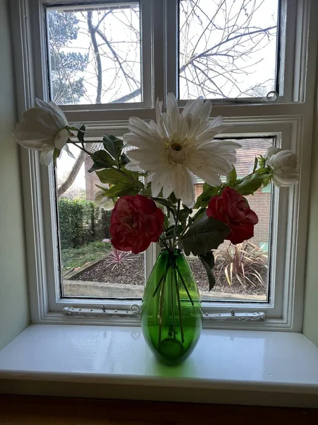 Close Van Het Interieur Met Zijde Faux Bloem Bloemen Rood — Stockfoto