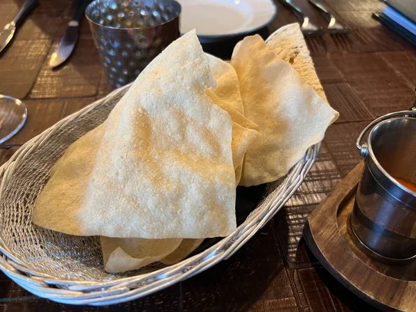 Close Poppadoms Fresh Crisp Spiced Wood Table Indian Restaurant Starter — Fotografia de Stock