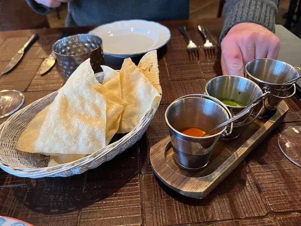 Close Poppadoms Fresh Crisp Spiced Wood Table Indian Restaurant Starter — Fotografia de Stock