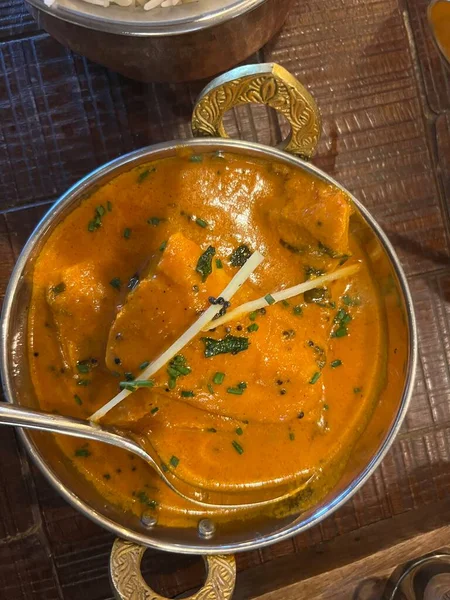 Nahaufnahme Von Curry Gericht Mit Köstlichen Indischen Gewürzen Erdfarbener Sauce — Stockfoto