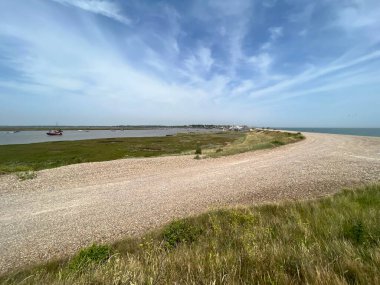 Suffolk, Suffolk, Doğu Anglia 'daki Aldeburgh sahilinin güzel manzarası Martello savaş kulesi tarafından kumsalın kumlu sahili üzerinde yaz başında mavi gökyüzü ile