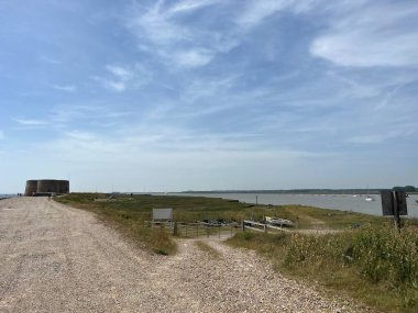  Martello kulesi ile güzel kıyı manzarası 19. yüzyıl deniz savunması olarak Doğu Anglia sahillerinde inşa edilmiş tarihi taş kaleler yaz mavi gökyüzünde ahşap hendek köprüsü olan Suffolk uk 