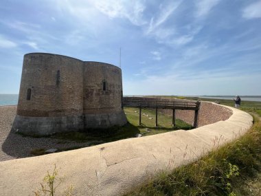  19. yüzyıl deniz savunması olarak Doğu Anglia sahil şeridi Suffolk 'a inşa edilmiş Martello kulesi tarihi taş kaleleri. Yaz aylarında mavi gökyüzünde hendeğin üzerinde ahşap köprü bulunuyor. 