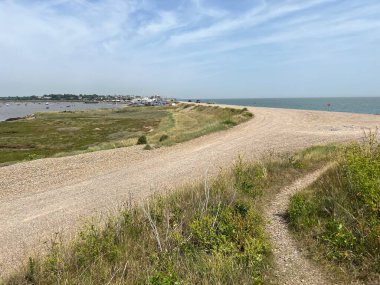Suffolk, Suffolk, Doğu Anglia 'daki Aldeburgh sahilinin güzel manzarası Martello savaş kulesi tarafından kumsalın kumlu sahili üzerinde yaz başında mavi gökyüzü ile
