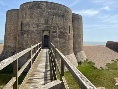  19. yüzyıl deniz savunması olarak Doğu Anglia sahil şeridi Suffolk 'a inşa edilmiş Martello kulesi tarihi taş kaleleri. Yaz aylarında mavi gökyüzünde hendeğin üzerinde ahşap köprü bulunuyor. 