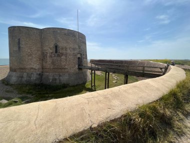  19. yüzyıl deniz savunması olarak Doğu Anglia sahil şeridi Suffolk 'a inşa edilmiş Martello kulesi tarihi taş kaleleri. Yaz aylarında mavi gökyüzünde hendeğin üzerinde ahşap köprü bulunuyor. 