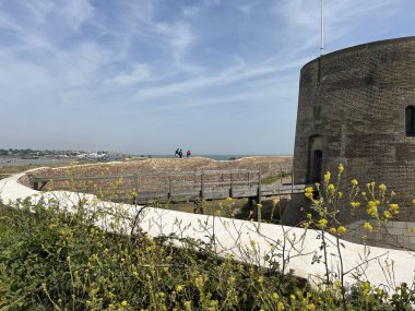  Martello kulesi ile güzel kıyı manzarası 19. yüzyıl deniz savunması olarak Doğu Anglia sahillerinde inşa edilmiş tarihi taş kaleler yaz mavi gökyüzünde ahşap hendek köprüsü olan Suffolk uk 
