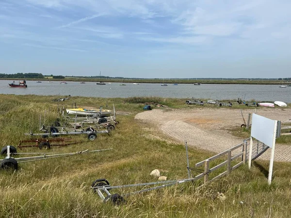Suffolk, Suffolk, Doğu Anglia 'daki Aldeburgh sahilinin güzel manzarası Martello savaş kulesi tarafından kumsalın kumlu sahili üzerinde yaz başında mavi gökyüzü ile