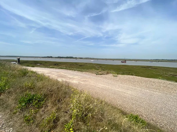 Suffolk, Suffolk, Doğu Anglia 'daki Aldeburgh sahilinin güzel manzarası Martello savaş kulesi tarafından kumsalın kumlu sahili üzerinde yaz başında mavi gökyüzü ile