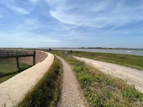 Suffolk, Suffolk, Doğu Anglia 'daki Aldeburgh sahilinin güzel manzarası Martello savaş kulesi tarafından kumsalın kumlu sahili üzerinde yaz başında mavi gökyüzü ile